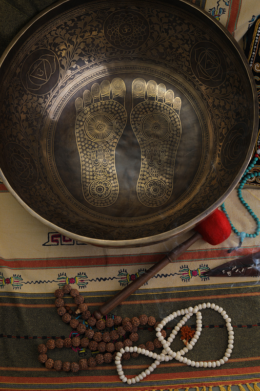 Фото Кованная поющая чаша Gangotry Eghting Carving "след Будды"