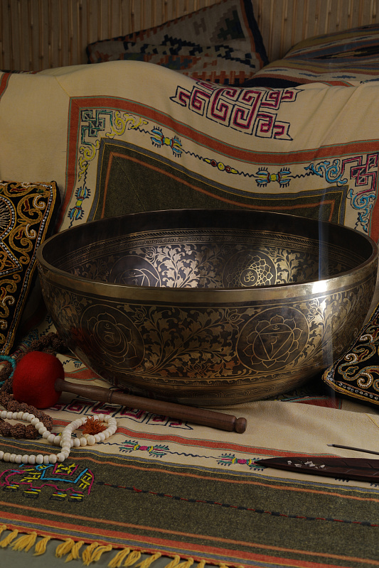 Фото Кованная поющая чаша Gangotry Eghting Carving "след Будды"