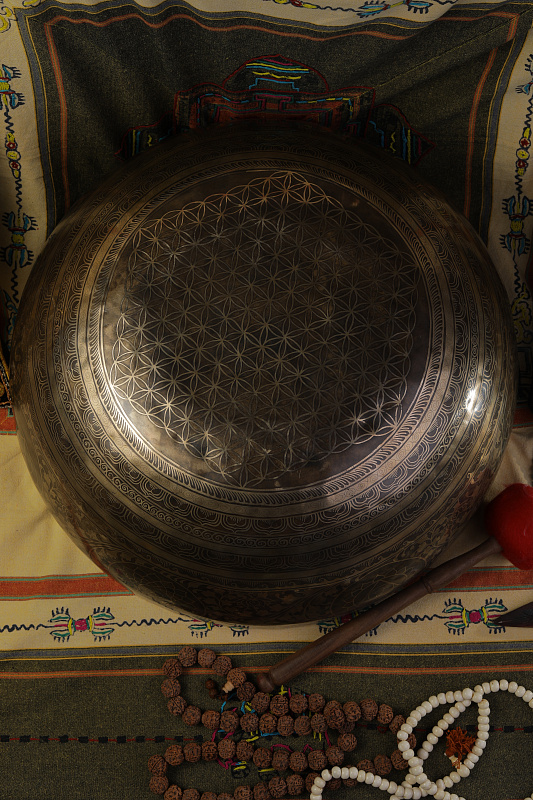 Фото Кованная поющая чаша Gangotry Eghting Carving "след Будды"