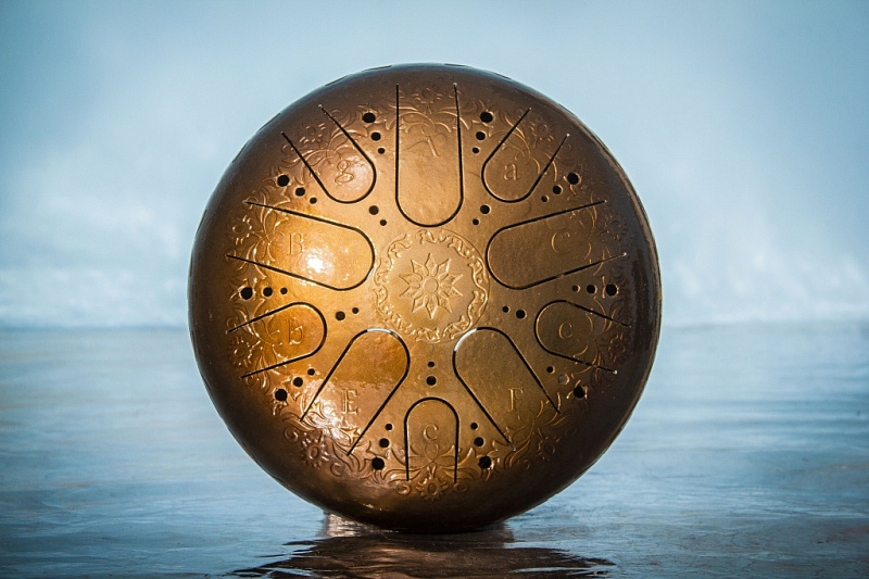 Фото KSY.30.C.e6 Глюкофон 30см, гравировка «Ноты», полукруглые лепестки, Ля-минор, Kosmosky