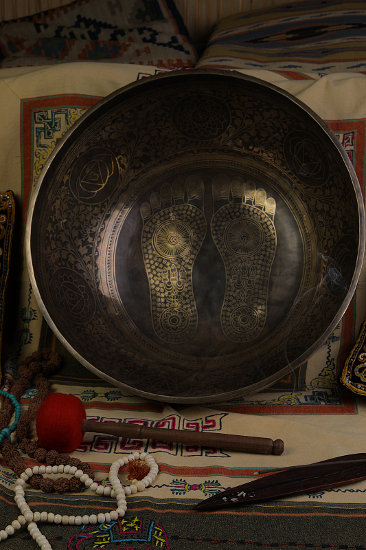 Фото Кованная поющая чаша Gangotry Eghting Carving "след Будды"